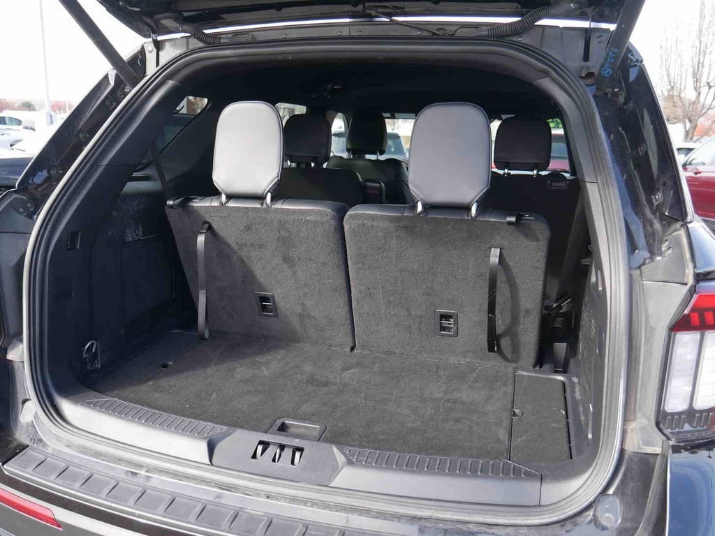 Used 2025 Ford Explorer ST-Line image 8