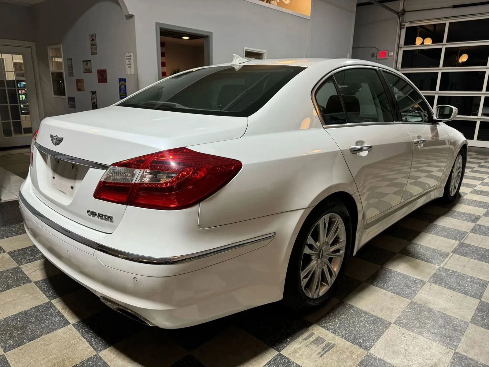 Used 2013 Hyundai Genesis 3.8 w/ Technology Pkg RWD image 7
