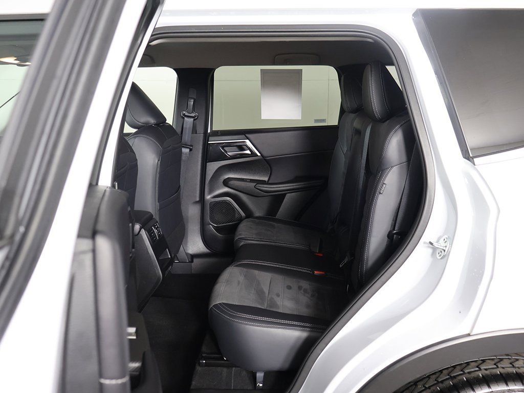 Used 2024 Mitsubishi Outlander SE Black Edition image 32