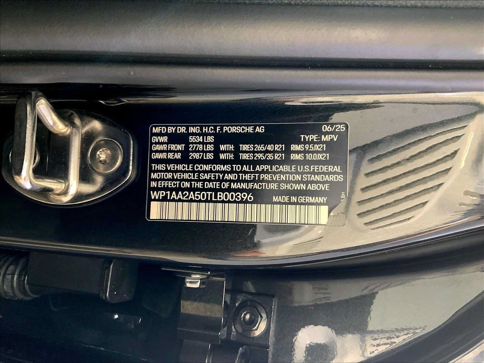 Certified 2026 Porsche Macan AWD/4WD image 36