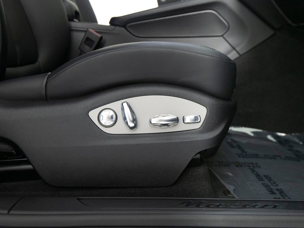 Certified 2026 Porsche Macan AWD/4WD image 33