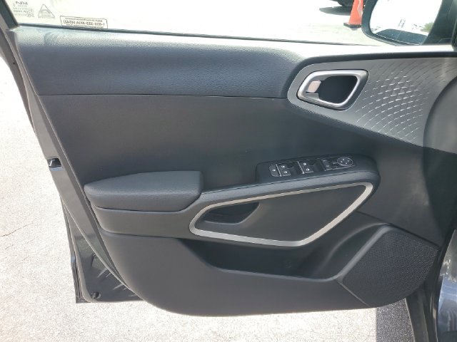 Used 2025 Kia Soul LX w/ LX Technology Package FWD image 11