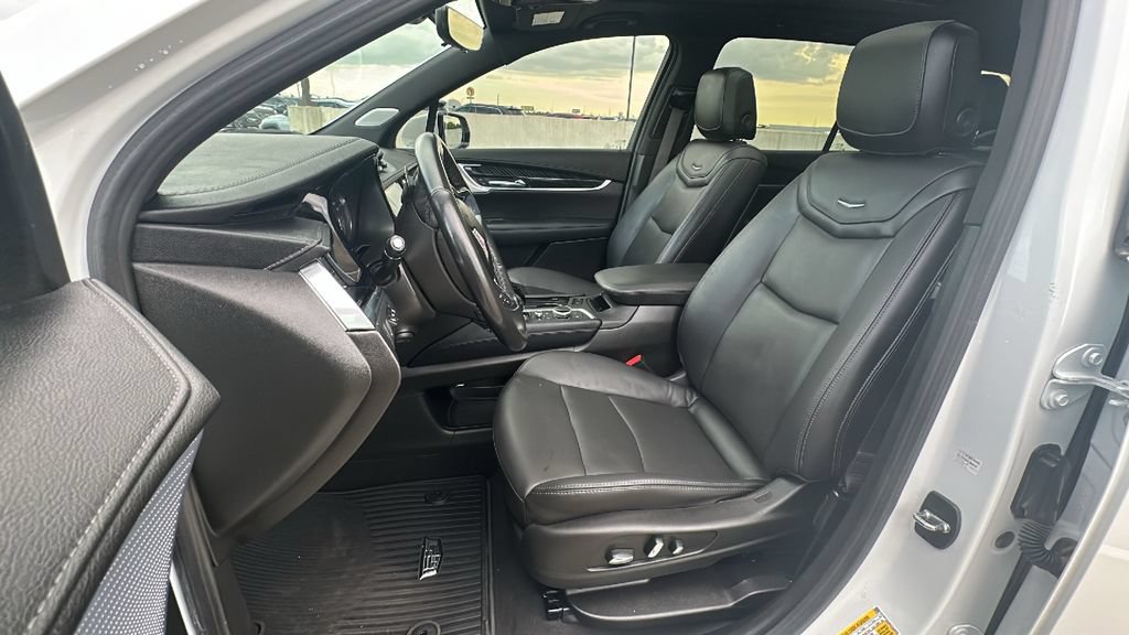 Used 2024 Cadillac XT6 Premium Luxury w/ Technology Package FWD image 4