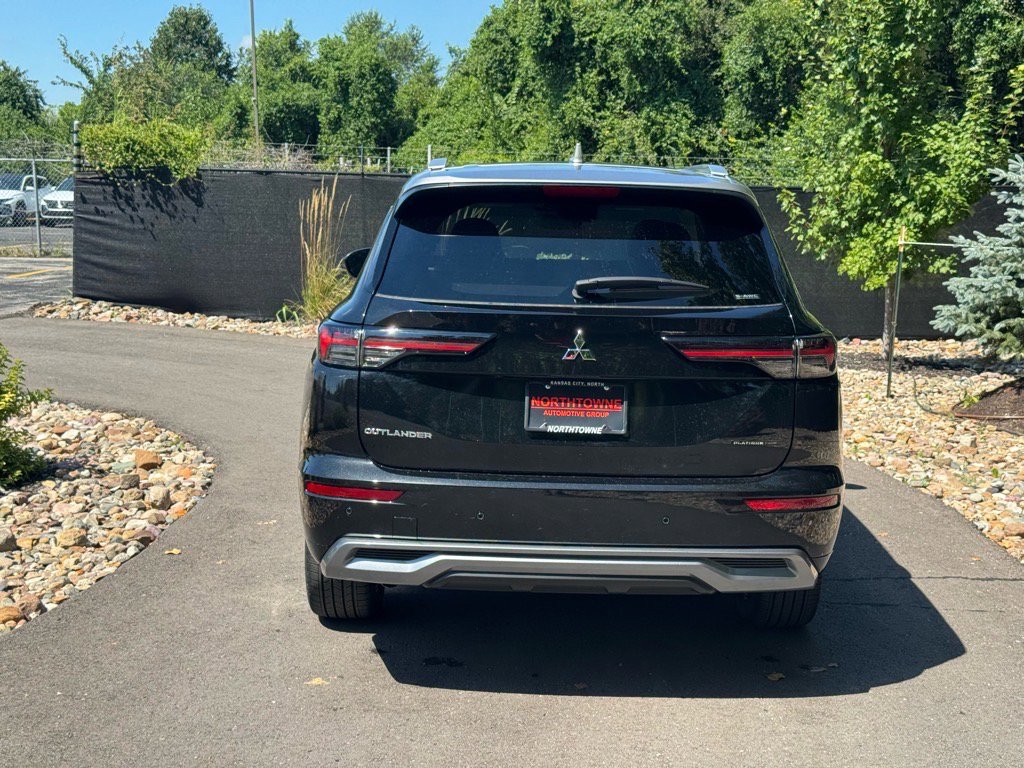 Used 2025 Mitsubishi Outlander AWD image 4