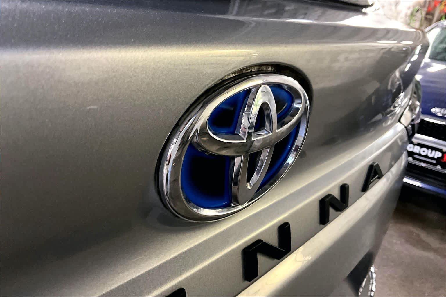 Used 2024 Toyota Sienna LE FWD image 29