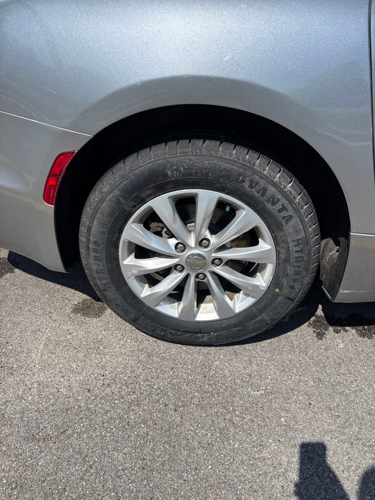 Used 2017 Chrysler Pacifica Touring-L FWD image 12