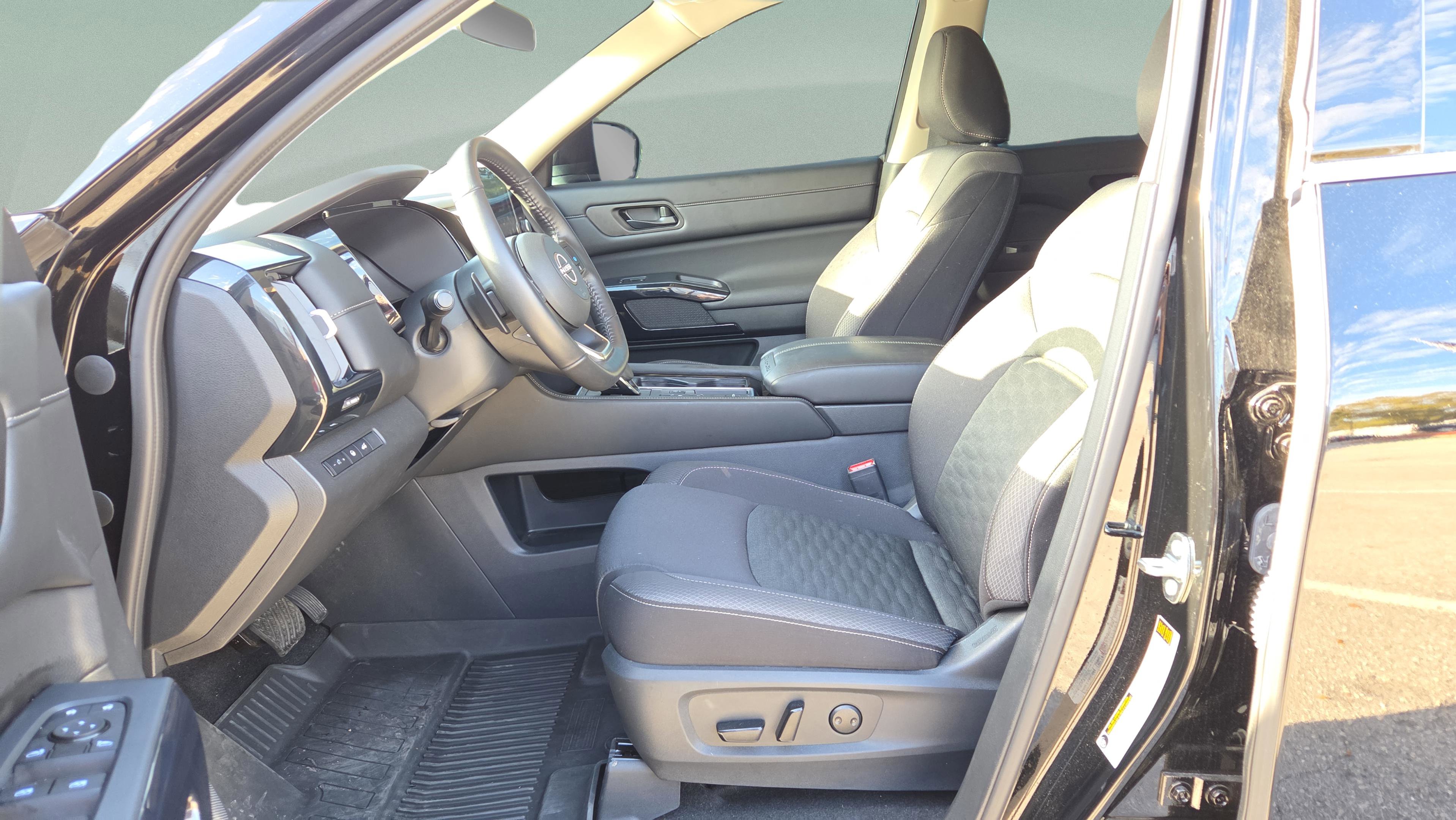 Certified 2025 Nissan Pathfinder SV image 11