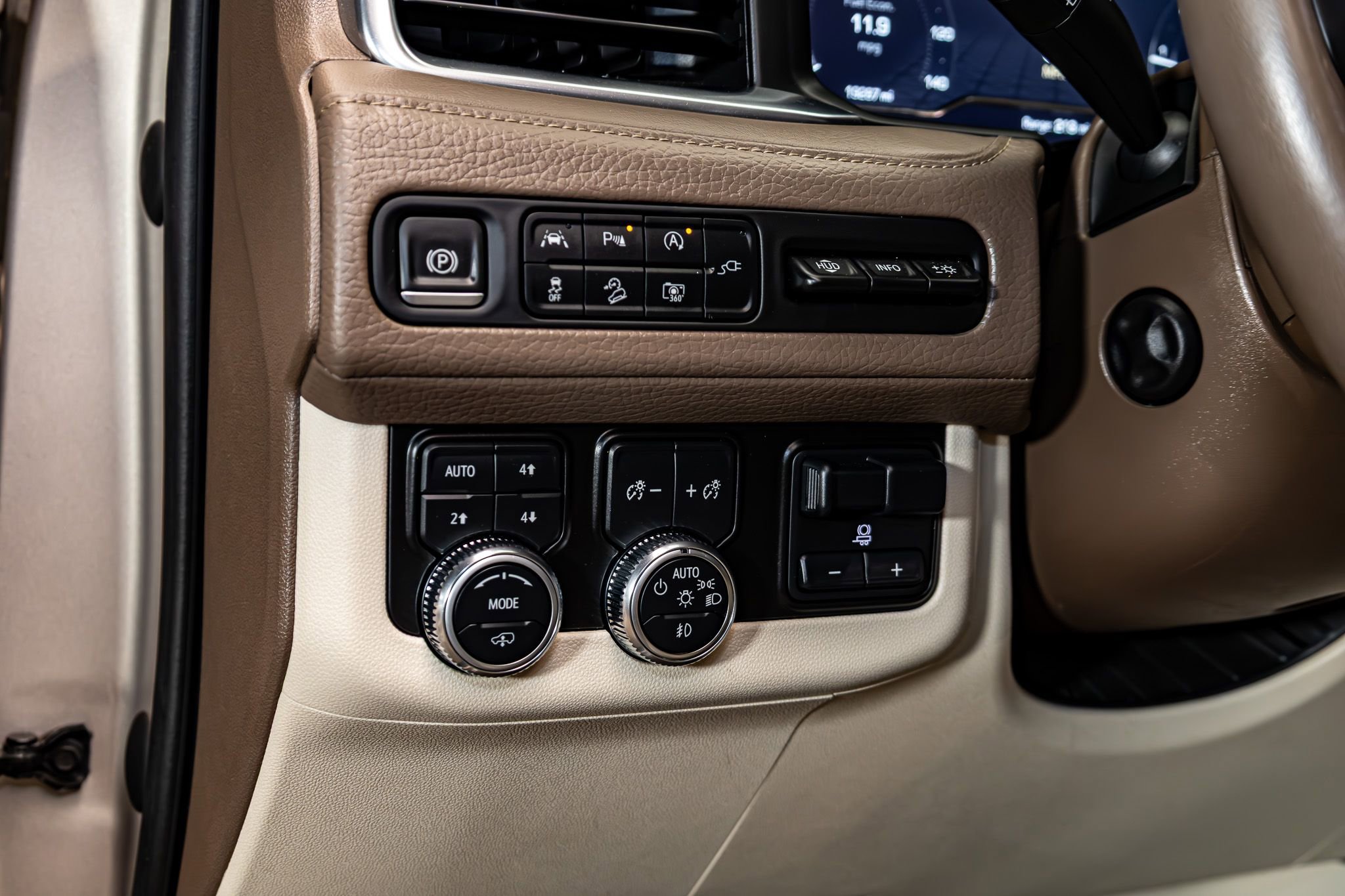 Used 2022 GMC Yukon Denali w/ Denali Premium Package AWD/4WD image 17