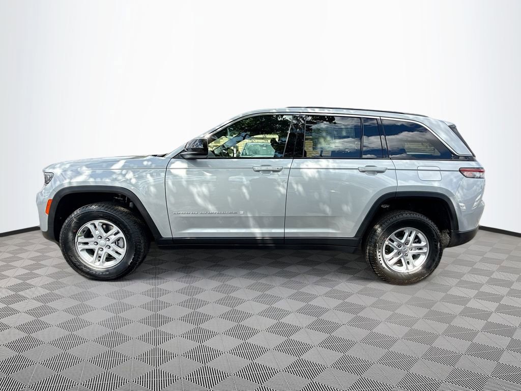 New 2025 Jeep Grand Cherokee Laredo w/ Luxury Tech Group I RWD image 4