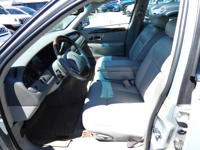Used 2001 Lincoln Town Car Cartier image 6