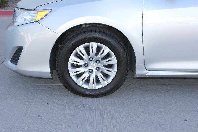 Used 2014 Toyota Camry LE FWD image 30