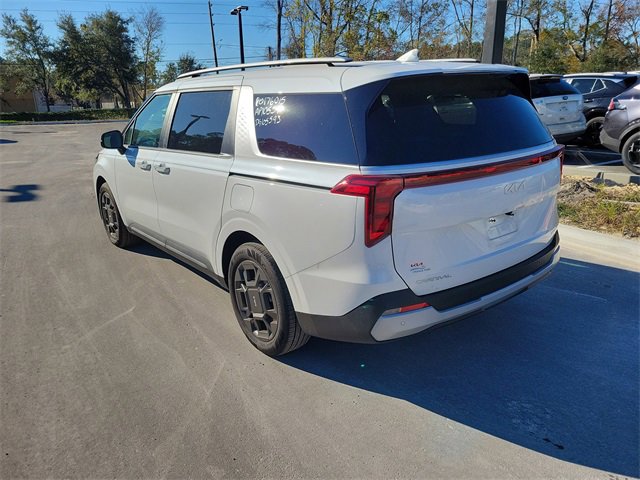Used 2025 Kia Carnival EX image 3