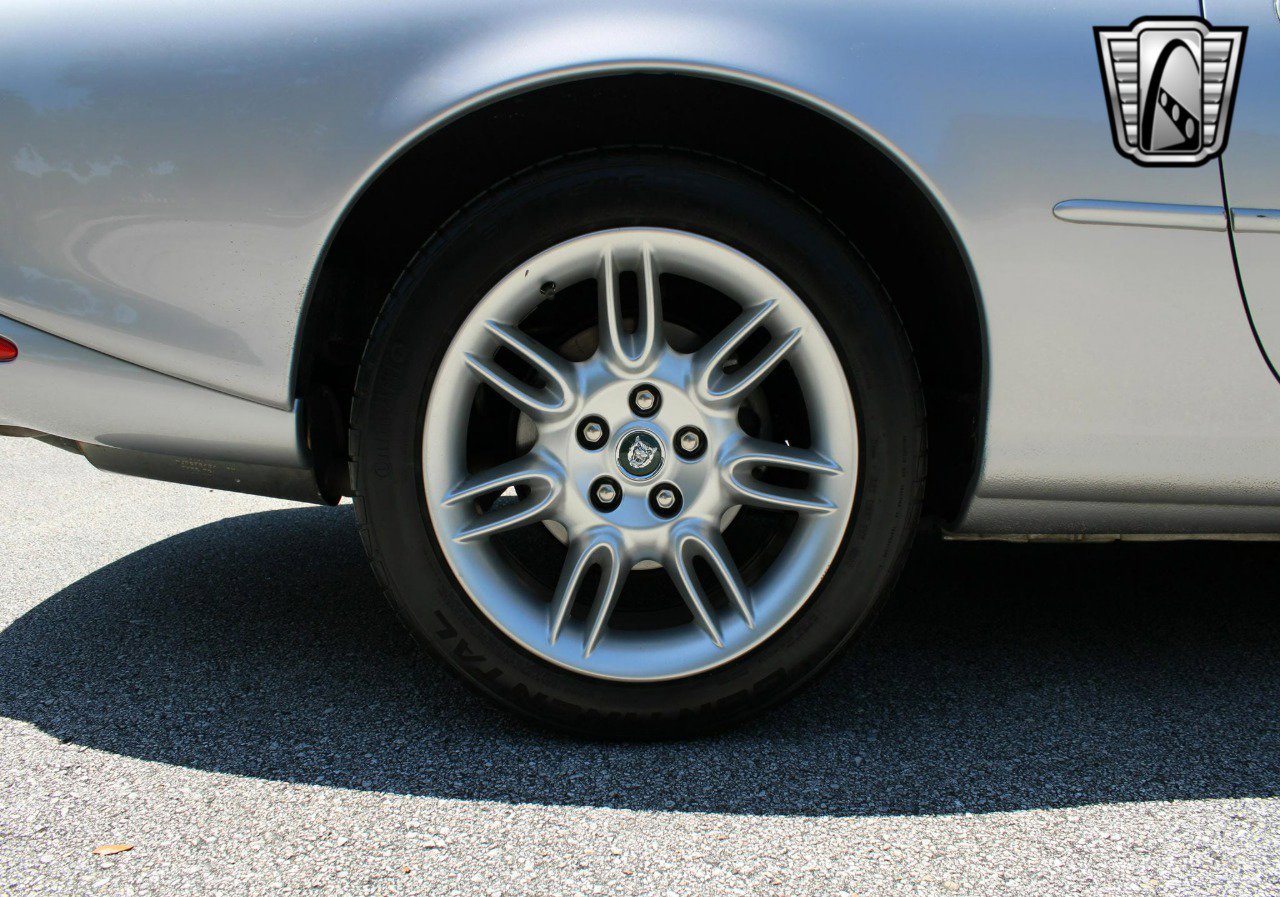 Used 2002 Jaguar XK8 Convertible image 16