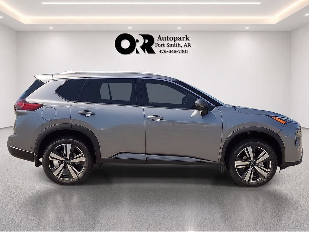 Used 2025 Nissan Rogue SL AWD/4WD image 6