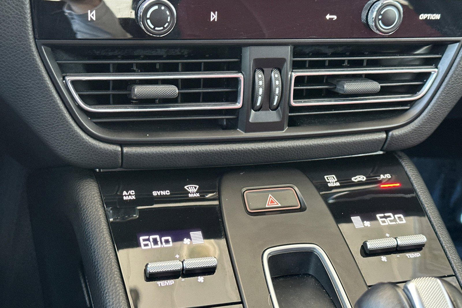 Certified 2023 Porsche Macan S AWD/4WD image 21