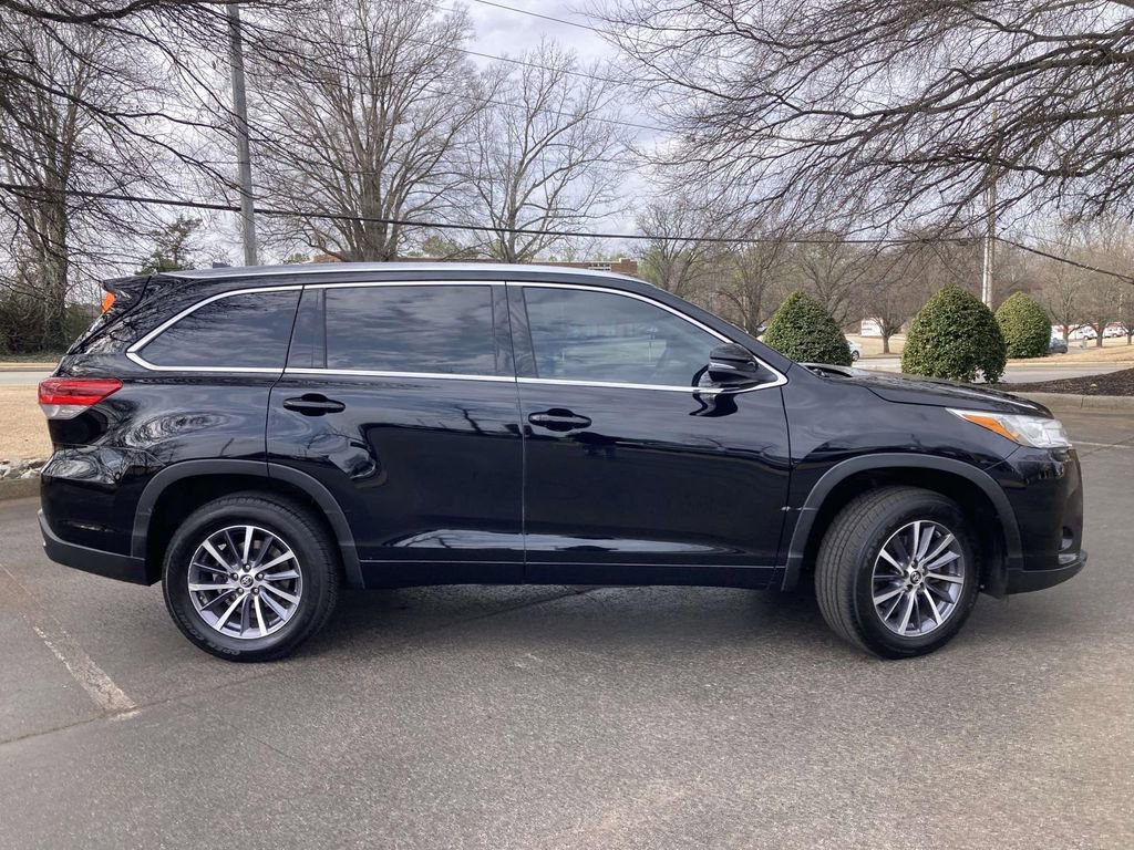 Used 2017 Toyota Highlander XLE image 2