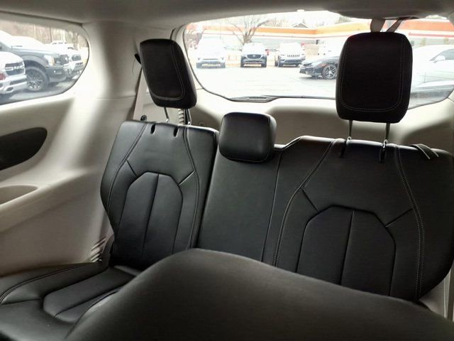 Used 2024 Chrysler Pacifica Touring-L image 7