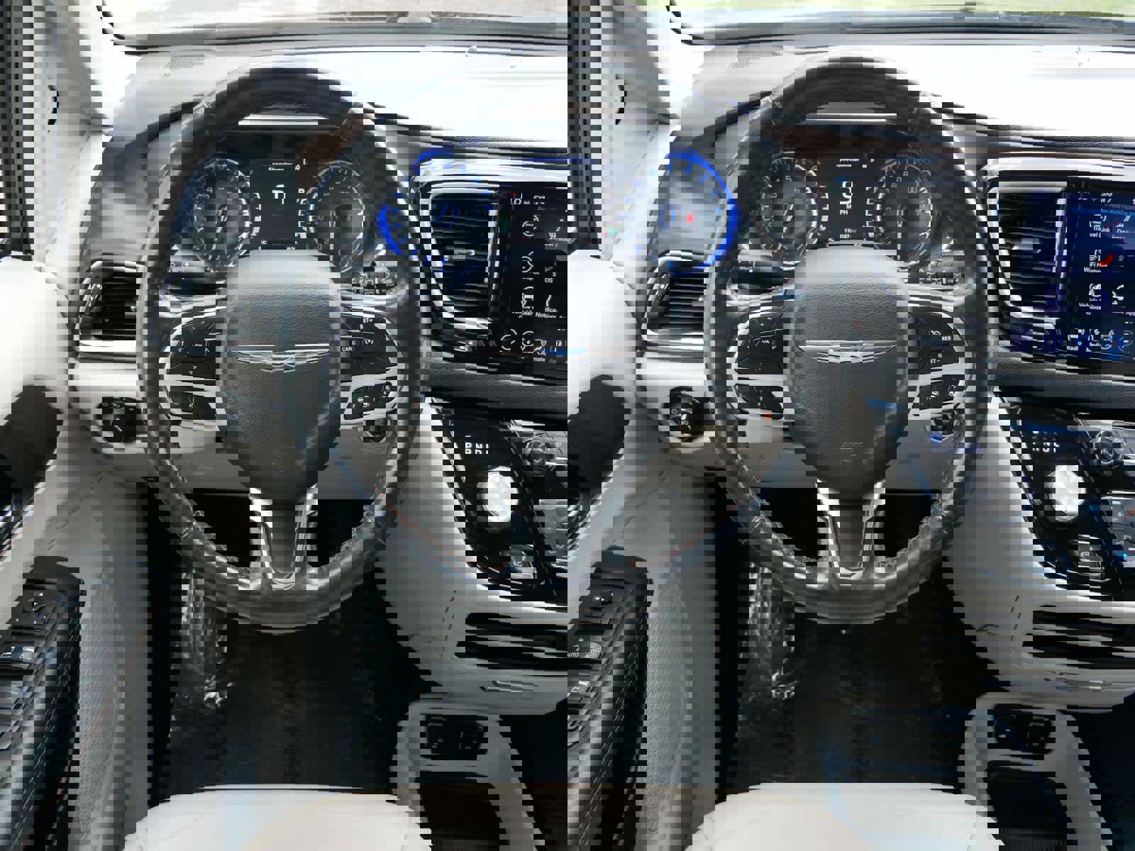 Used 2019 Chrysler Pacifica Touring-L w/ Advanced Safetytec Group image 16