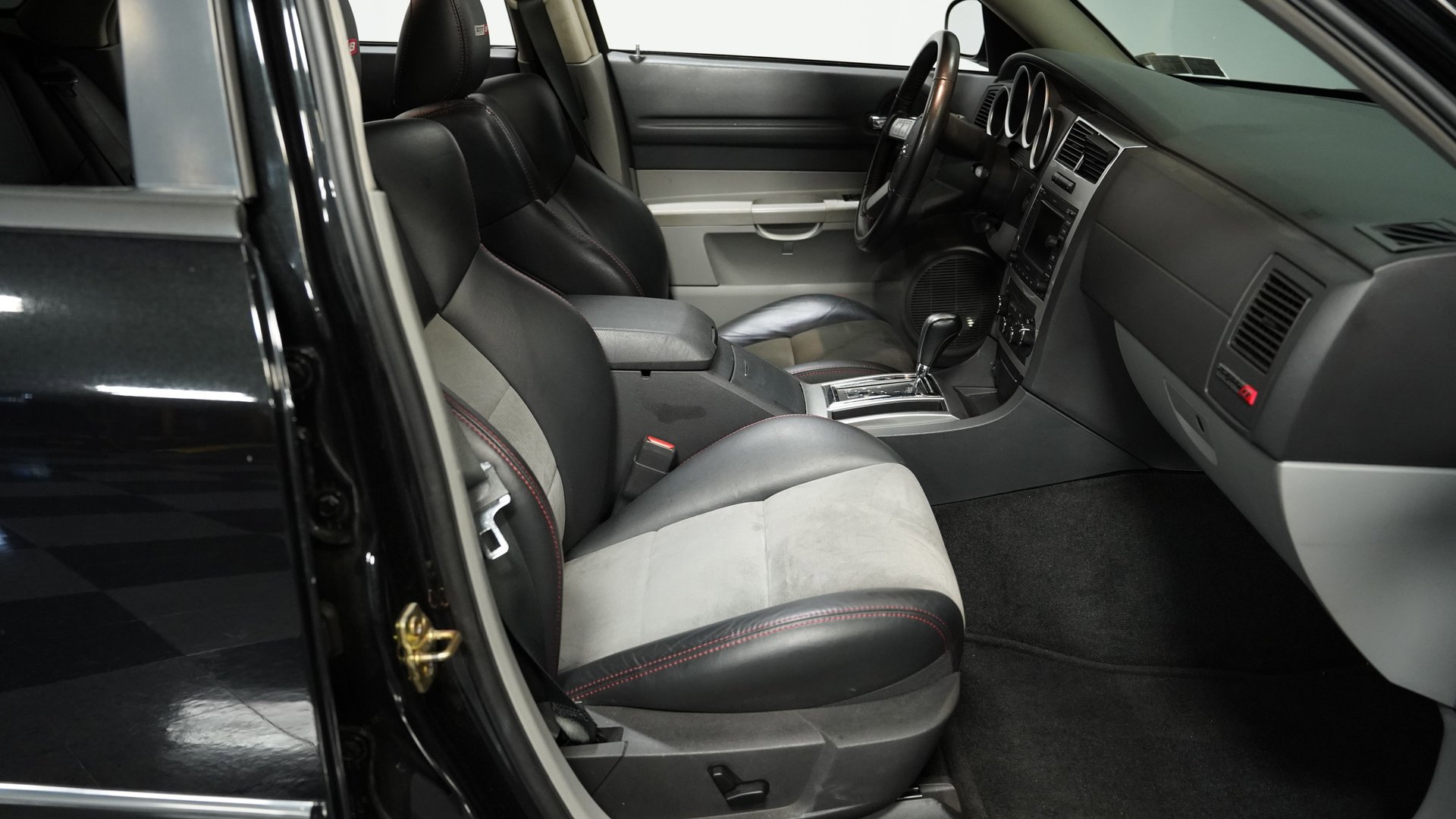Used 2006 Dodge Magnum SRT8 w/ SRT Option Group III image 39