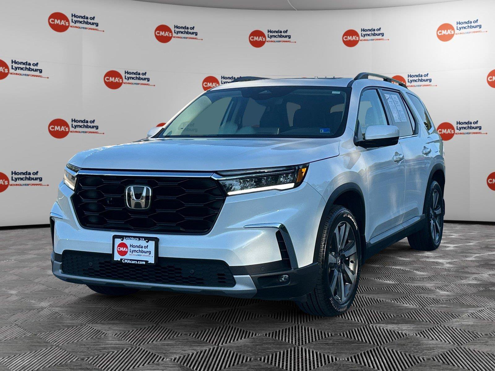 Used 2025 Honda Pilot Touring image 1