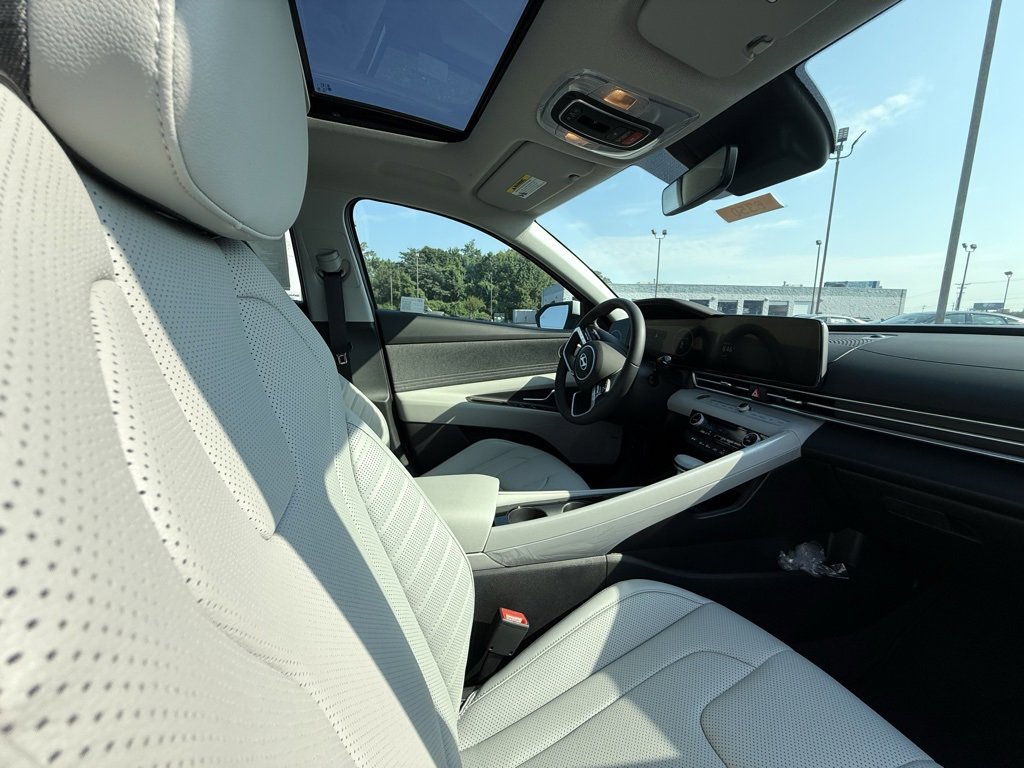 New 2025 Hyundai Elantra Limited image 18