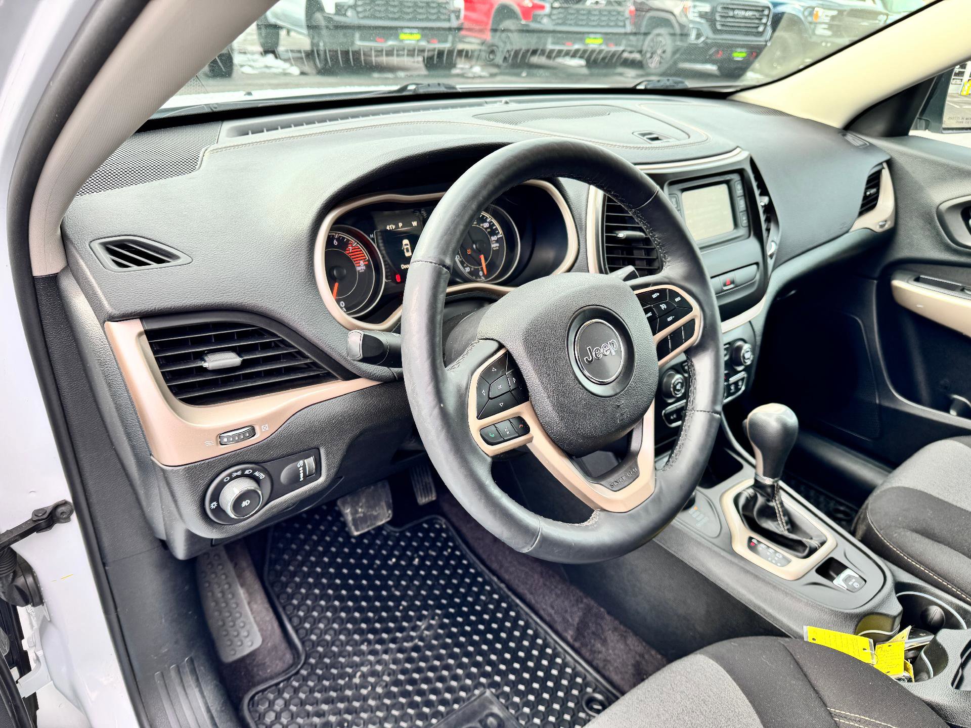 Used 2018 Jeep Cherokee Latitude w/ Cold Weather Group image 9