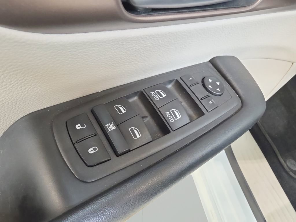 Used 2023 Chrysler Voyager LX image 13