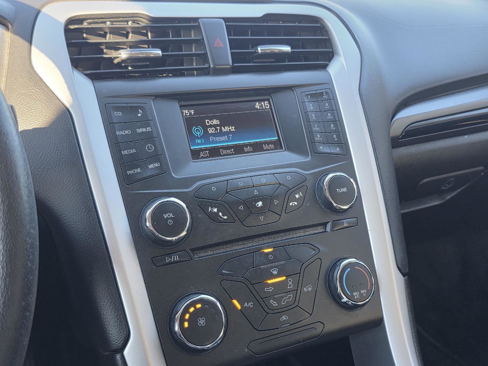 Used 2016 Ford Fusion SE w/ Equipment Group 201A image 16