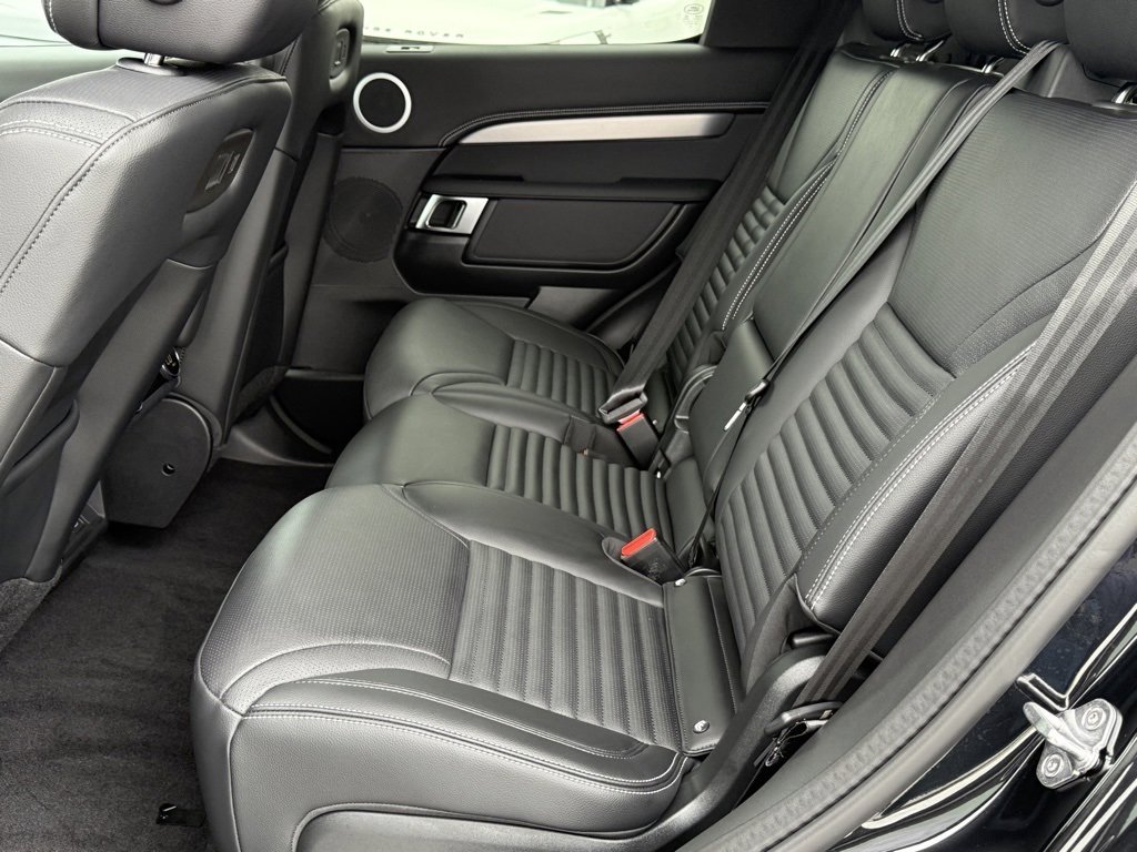 New 2025 Land Rover Discovery Dynamic SE image 23