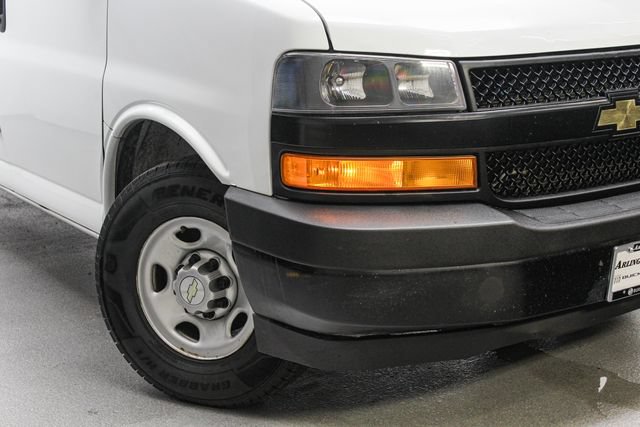 Used 2021 Chevrolet Express 3500 w/ Driver Convenience Package RWD image 3