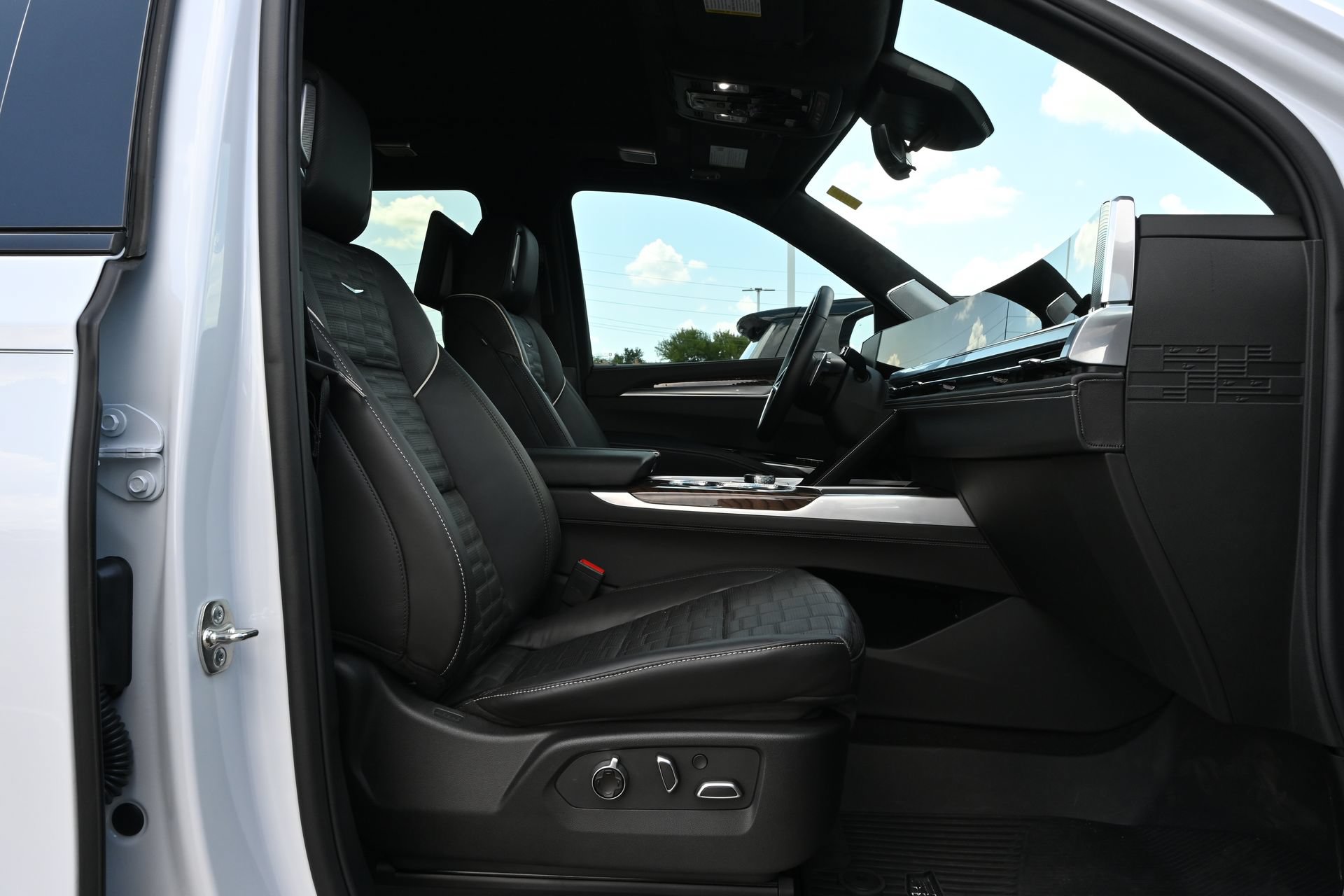 Certified 2026 Cadillac Escalade ESV Platinum Sport w/ LPO, ONYX Package AWD/4WD image 25