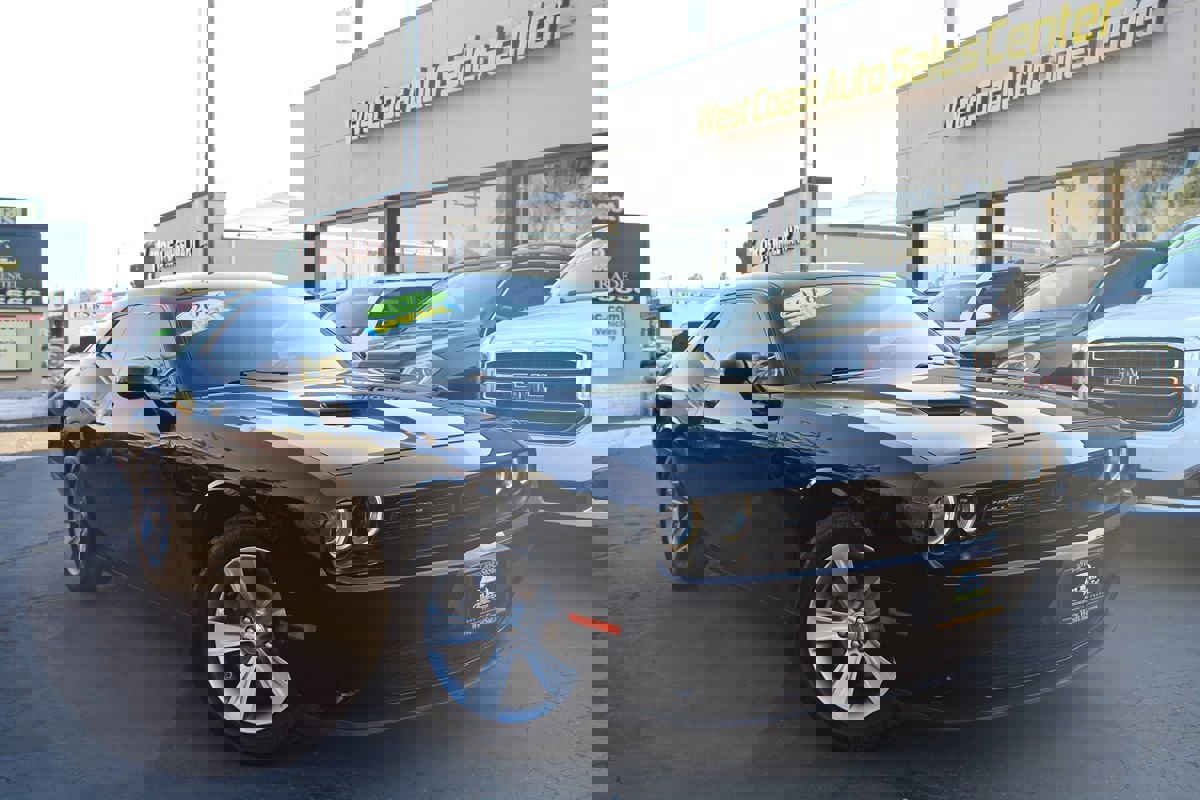 Used 2016 Dodge Challenger SXT image 32