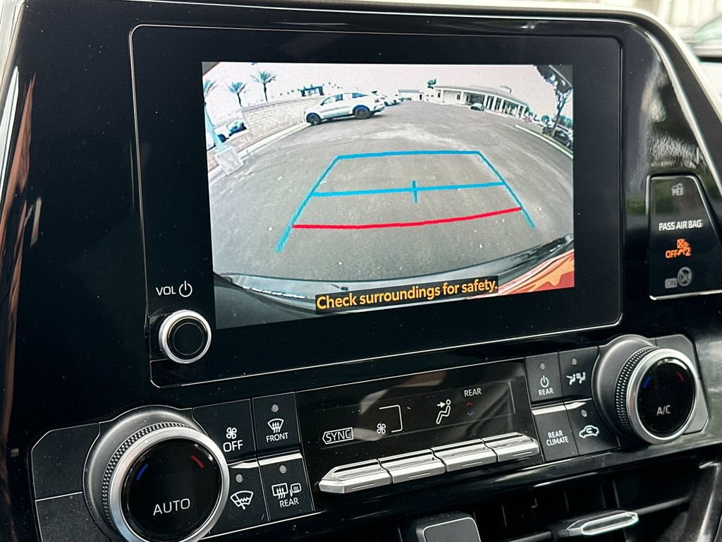 Used 2023 Toyota Highlander LE AWD/4WD image 18