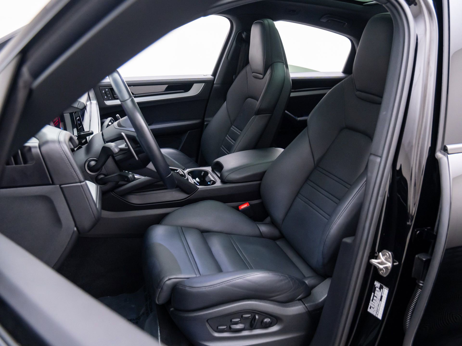 Certified 2024 Porsche Cayenne S image 5