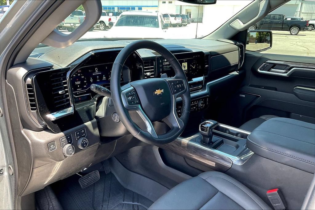 Used 2025 Chevrolet Silverado 1500 LTZ AWD/4WD image 8