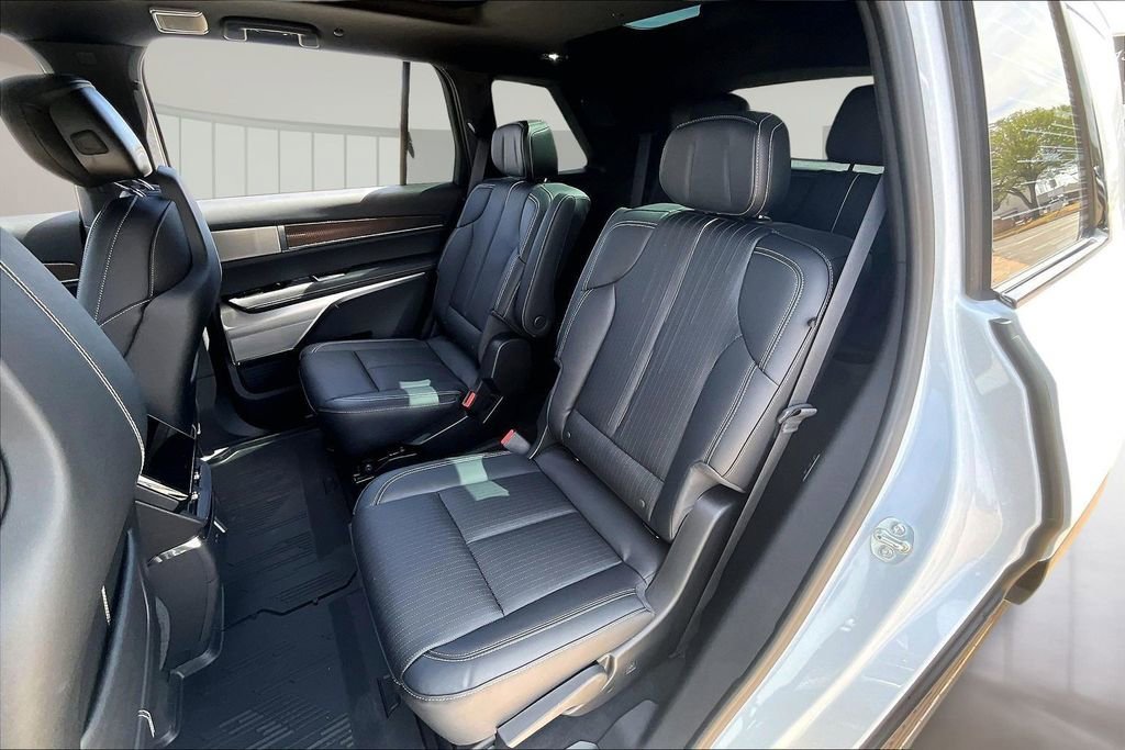 New 2026 Cadillac Vistiq Sport w/ LPO, Floor Liner Package AWD/4WD image 10