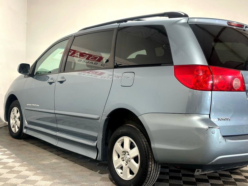 Used 2010 Toyota Sienna XLE image 11