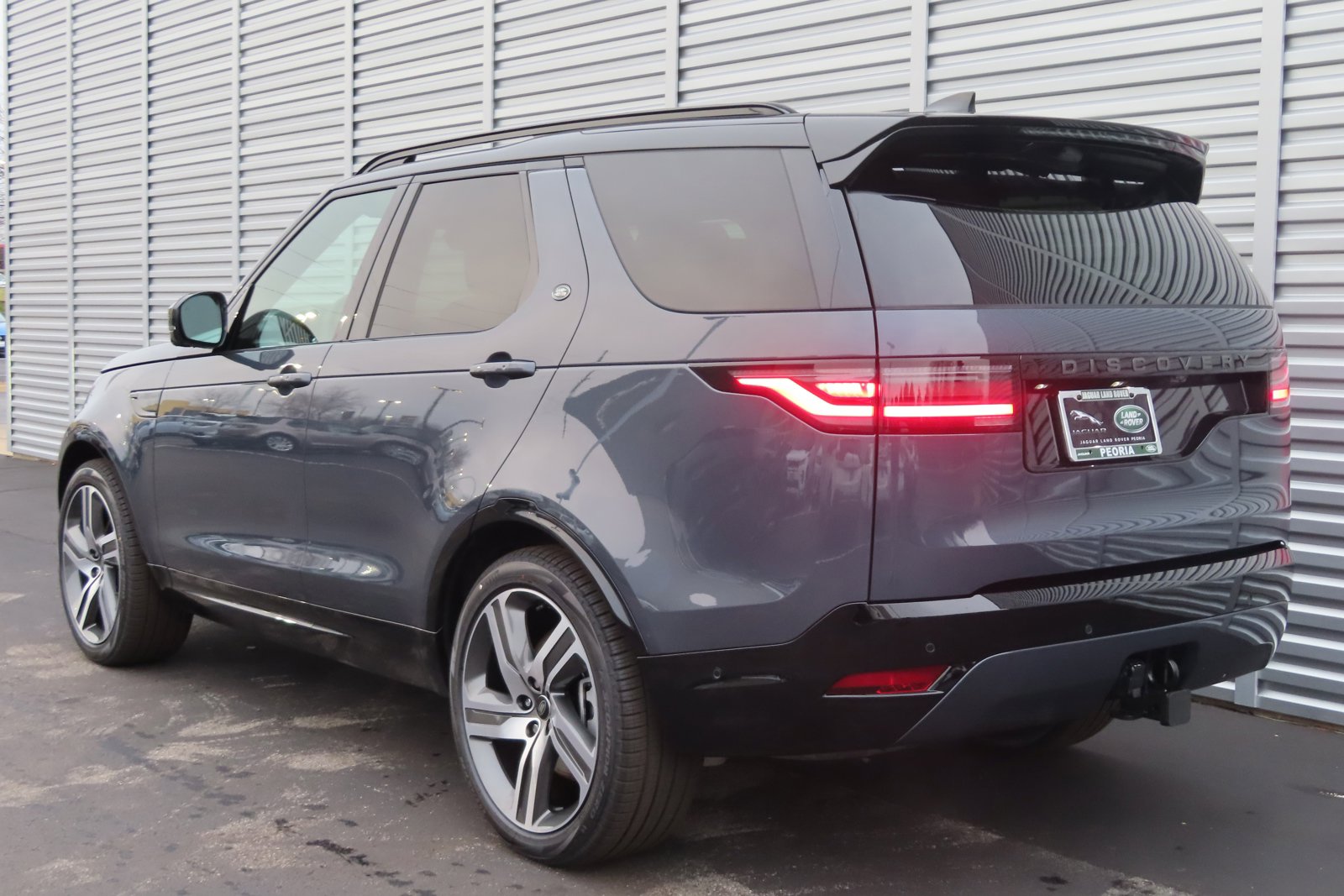 New 2024 Land Rover Discovery Dynamic SE image 2