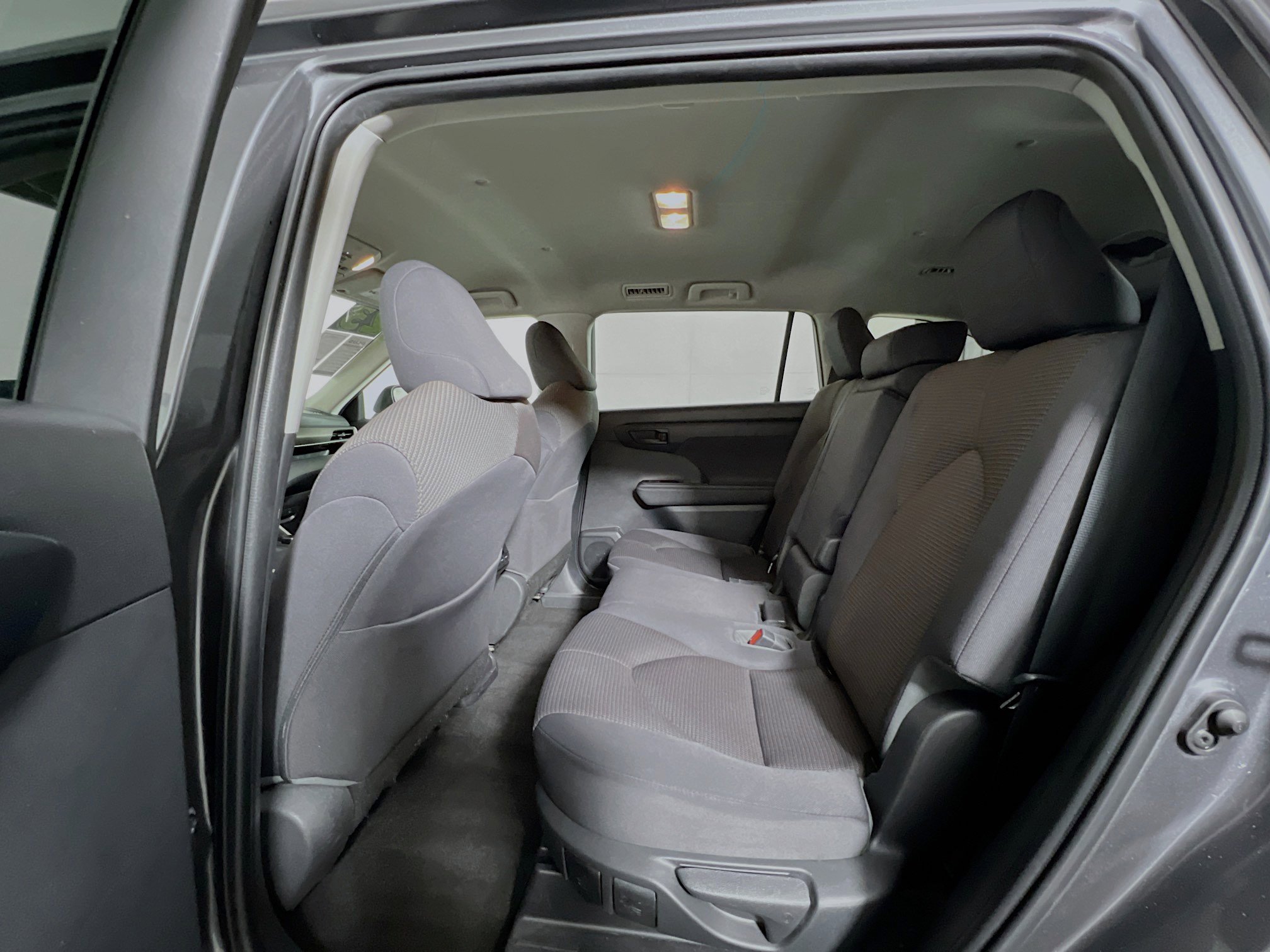 Used 2023 Toyota Highlander LE image 29