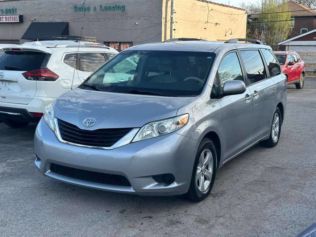 Used 2014 Toyota Sienna LE FWD image 3