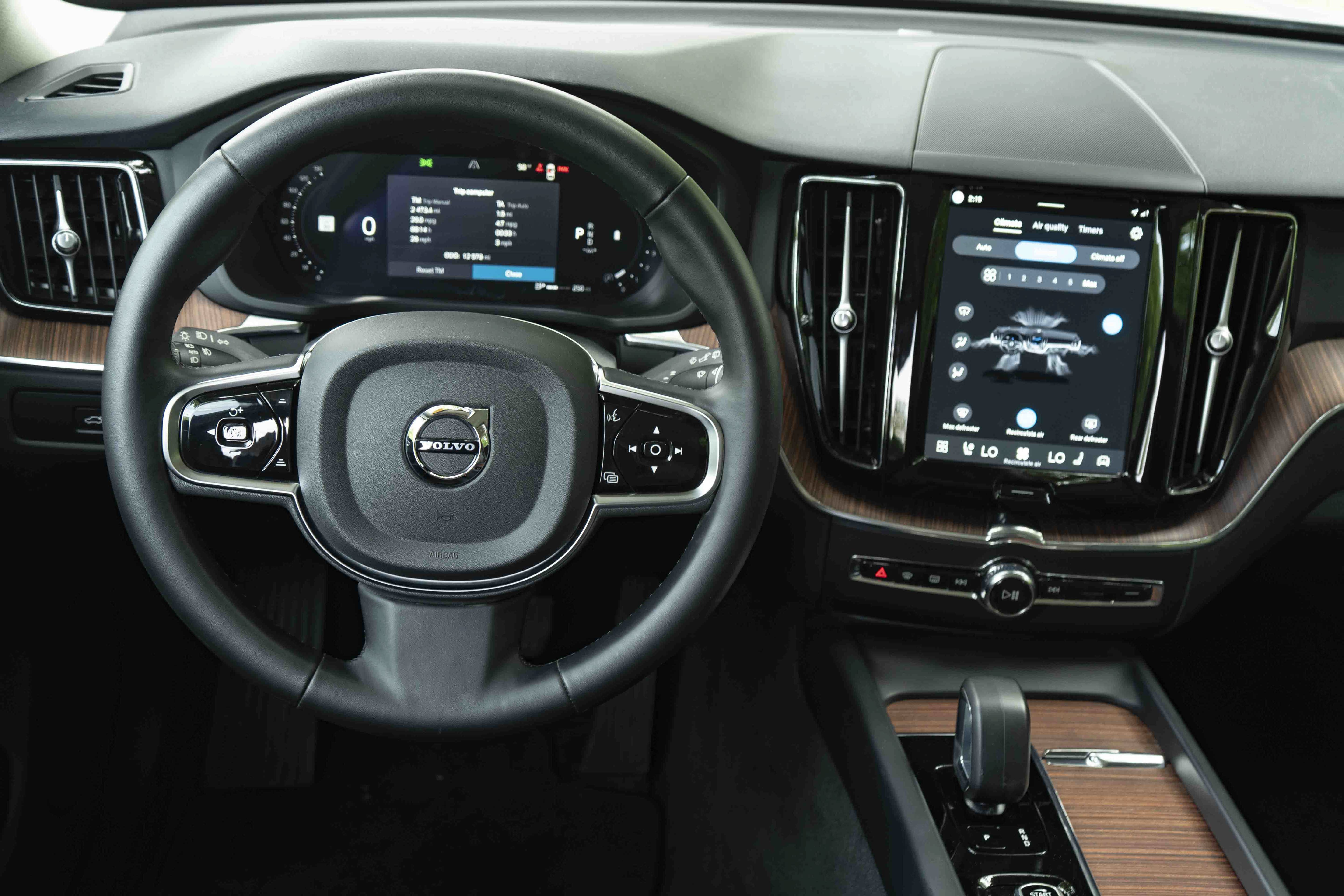 Used 2024 Volvo XC60 B5 Plus AWD/4WD image 19