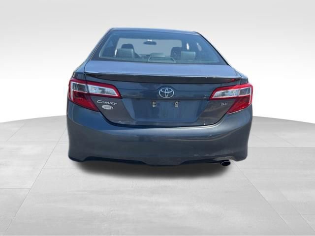 Used 2014 Toyota Camry SE w/ Moonroof Package FWD image 6