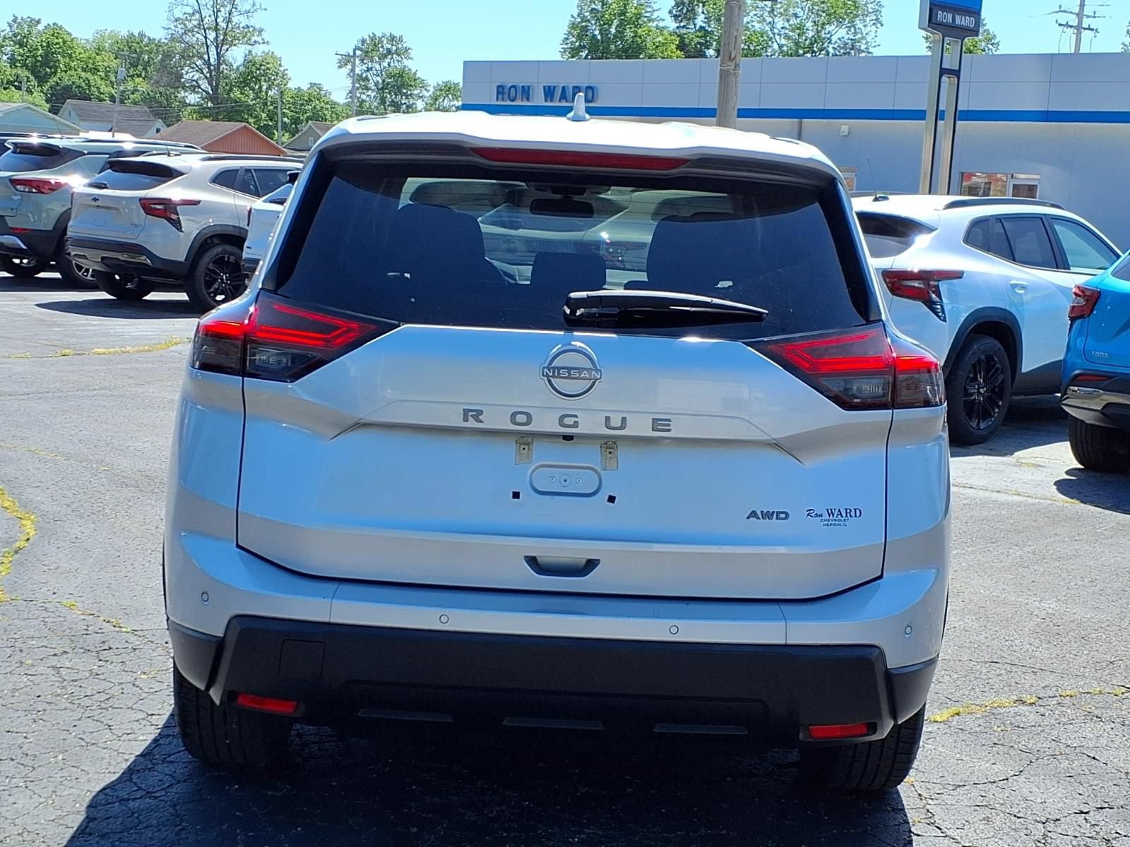 Used 2025 Nissan Rogue SV AWD/4WD image 12