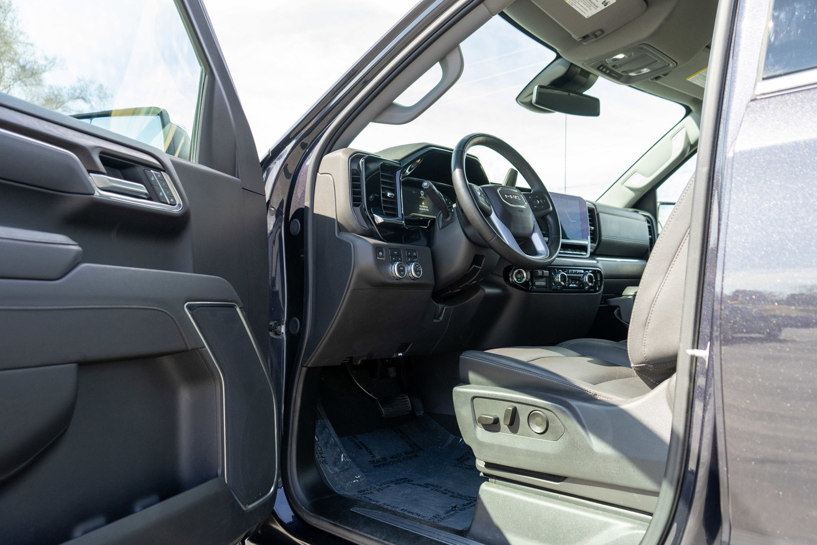 Used 2025 GMC Sierra 1500 SLT AWD/4WD image 14