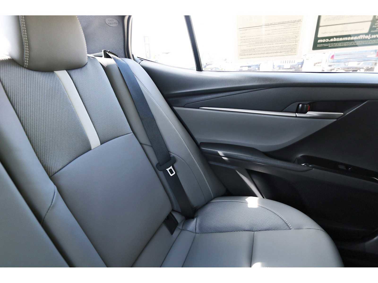 Used 2025 Toyota Camry SE w/ Convenience Package image 10