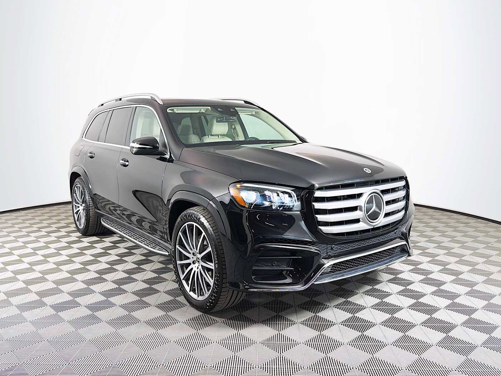 Used 2024 Mercedes-Benz GLS 580 4MATIC image 3