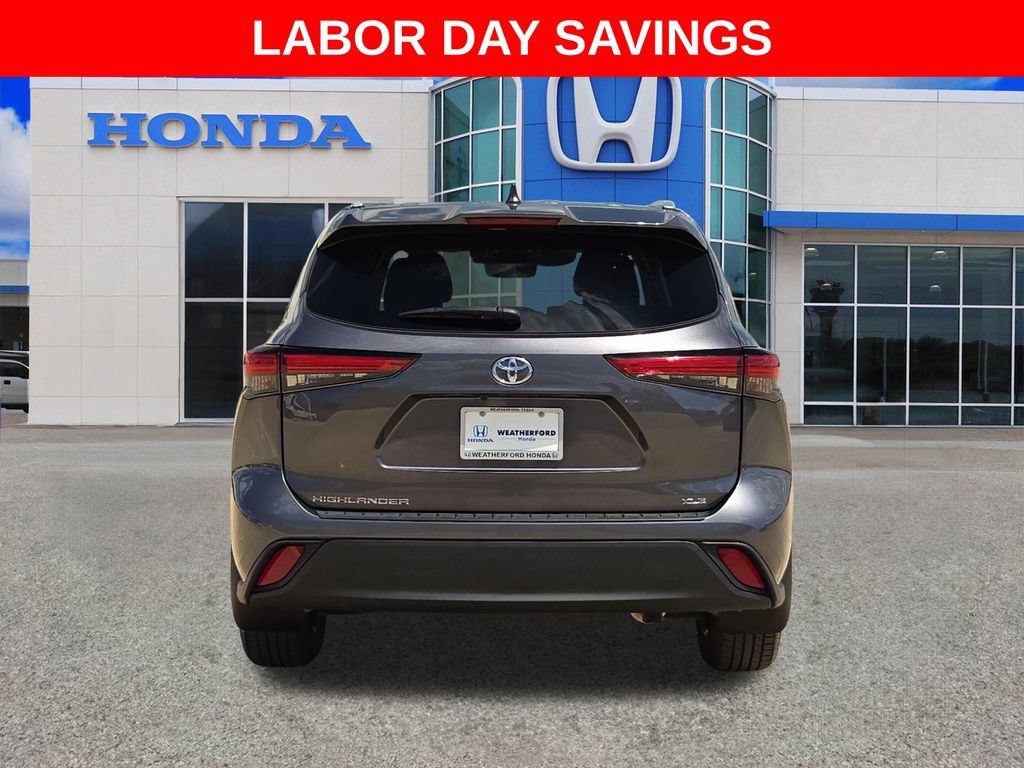 Used 2022 Toyota Highlander XLE FWD image 4