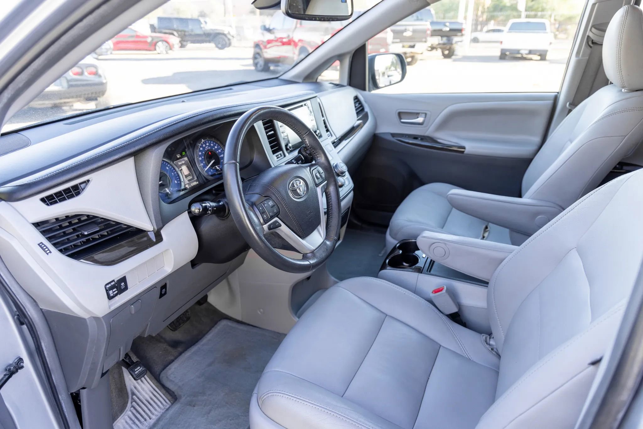 Used 2018 Toyota Sienna XLE image 32