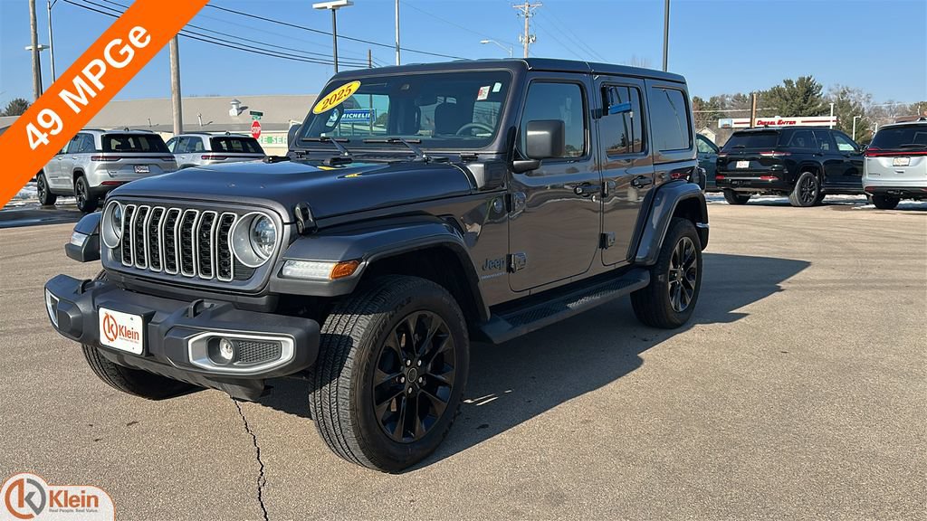 Used 2025 Jeep Wrangler Unlimited Sahara AWD/4WD image 3