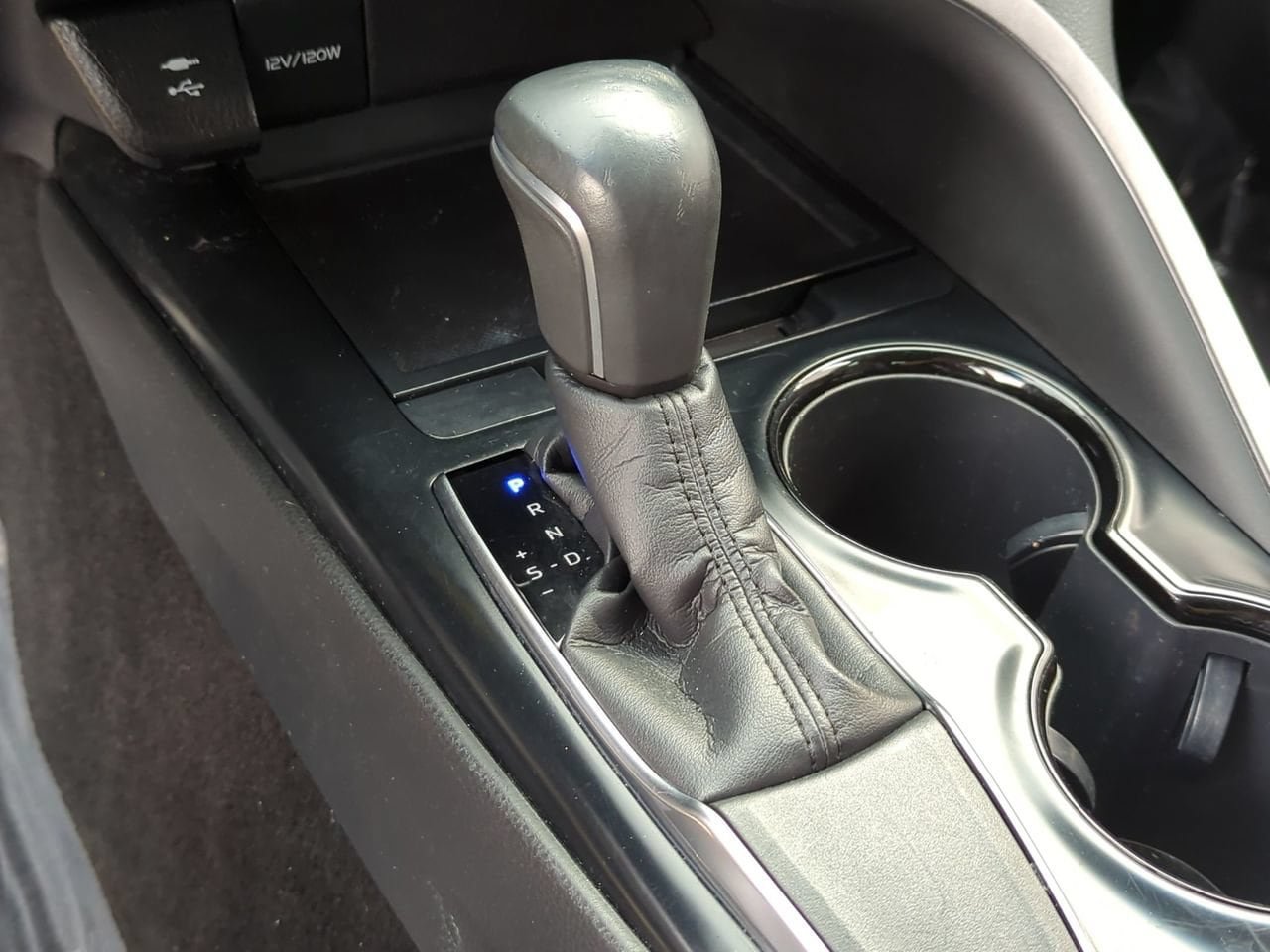 Used 2018 Toyota Camry SE FWD image 13